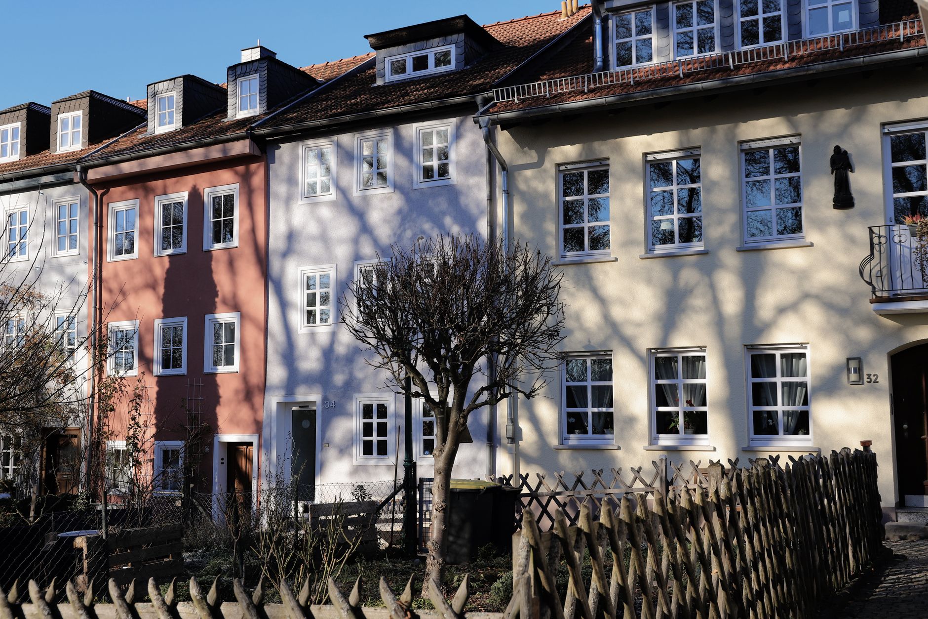 Administrator besigtiger ejendommens facade og trapper